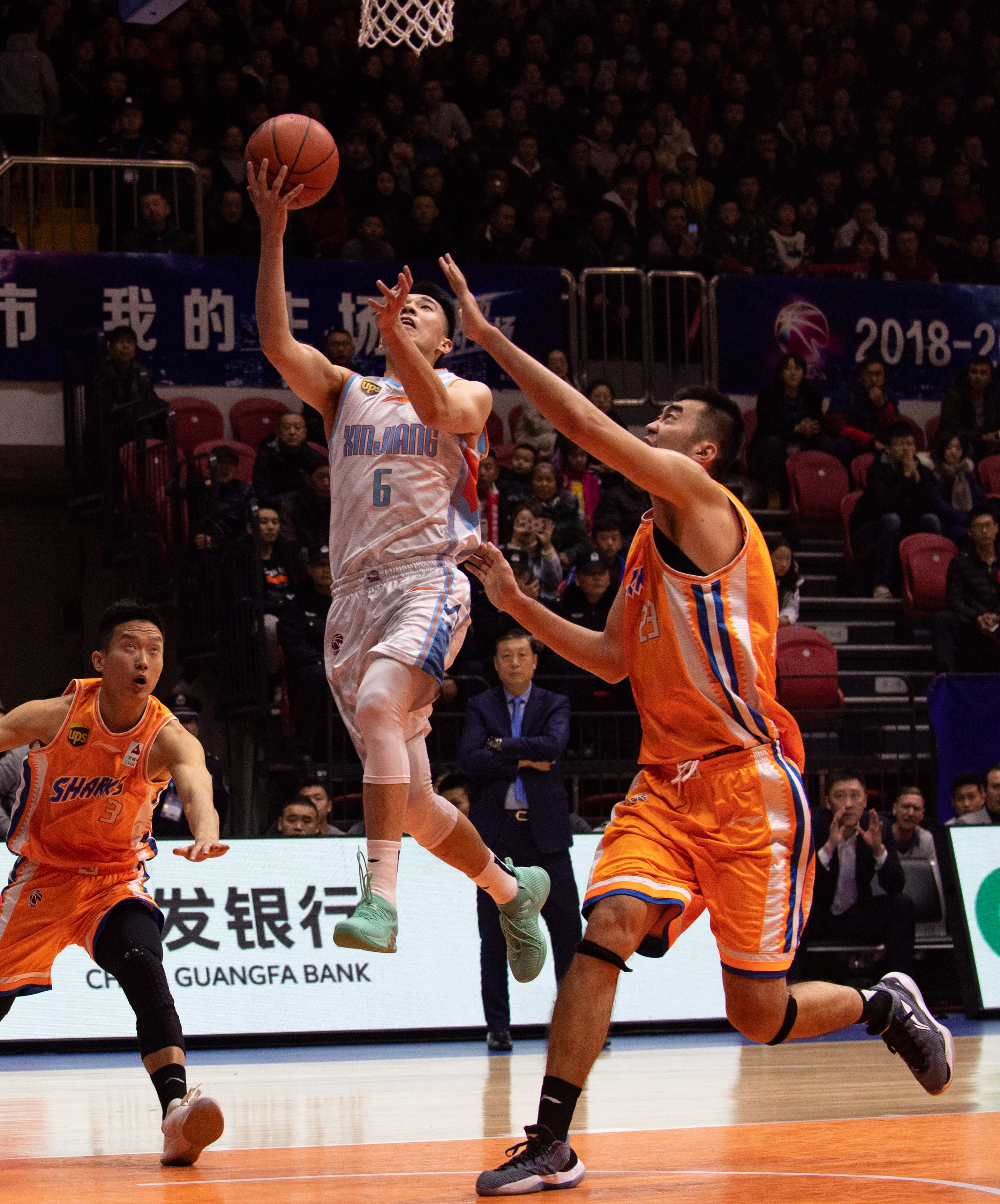 小杨推行李 小杨推行李