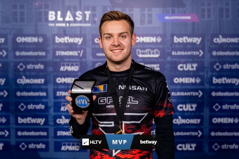 沿肋部回敲